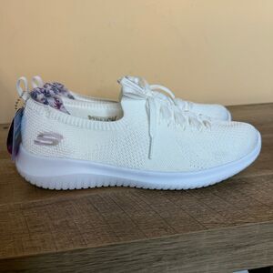 NWT Skechers women’s slip on memory foam shoes size 8.5 white